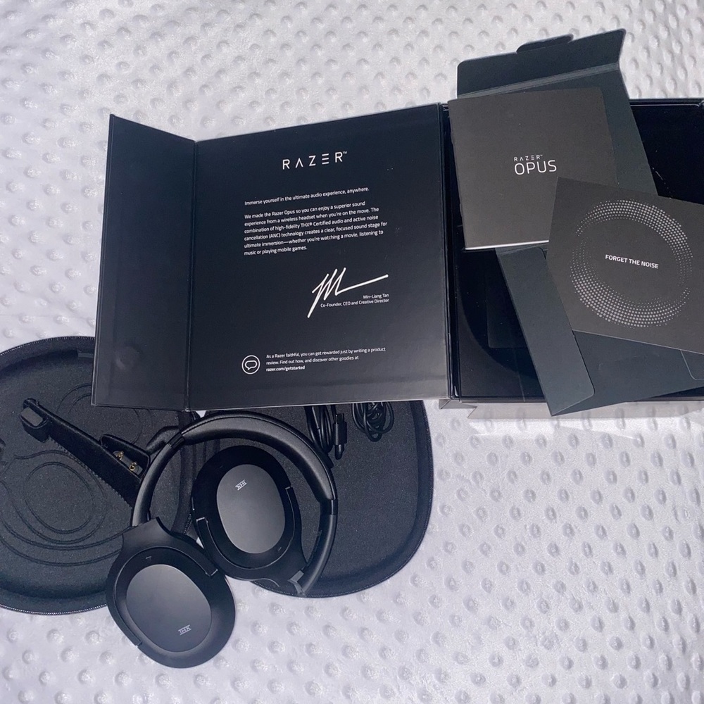 BRAND NEW WIRELESS RAZOR OPUS SOUND CANCELLATION GAMING HEADPHONES (THX)